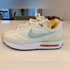 Women’s Nike size 8 shoes, only worn twice!